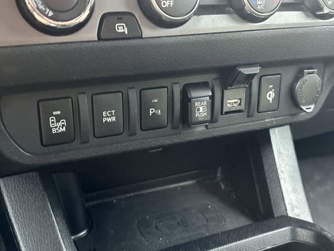 Used 2020 Toyota Tacoma TRD Off-Road w/ Technology Package image 18