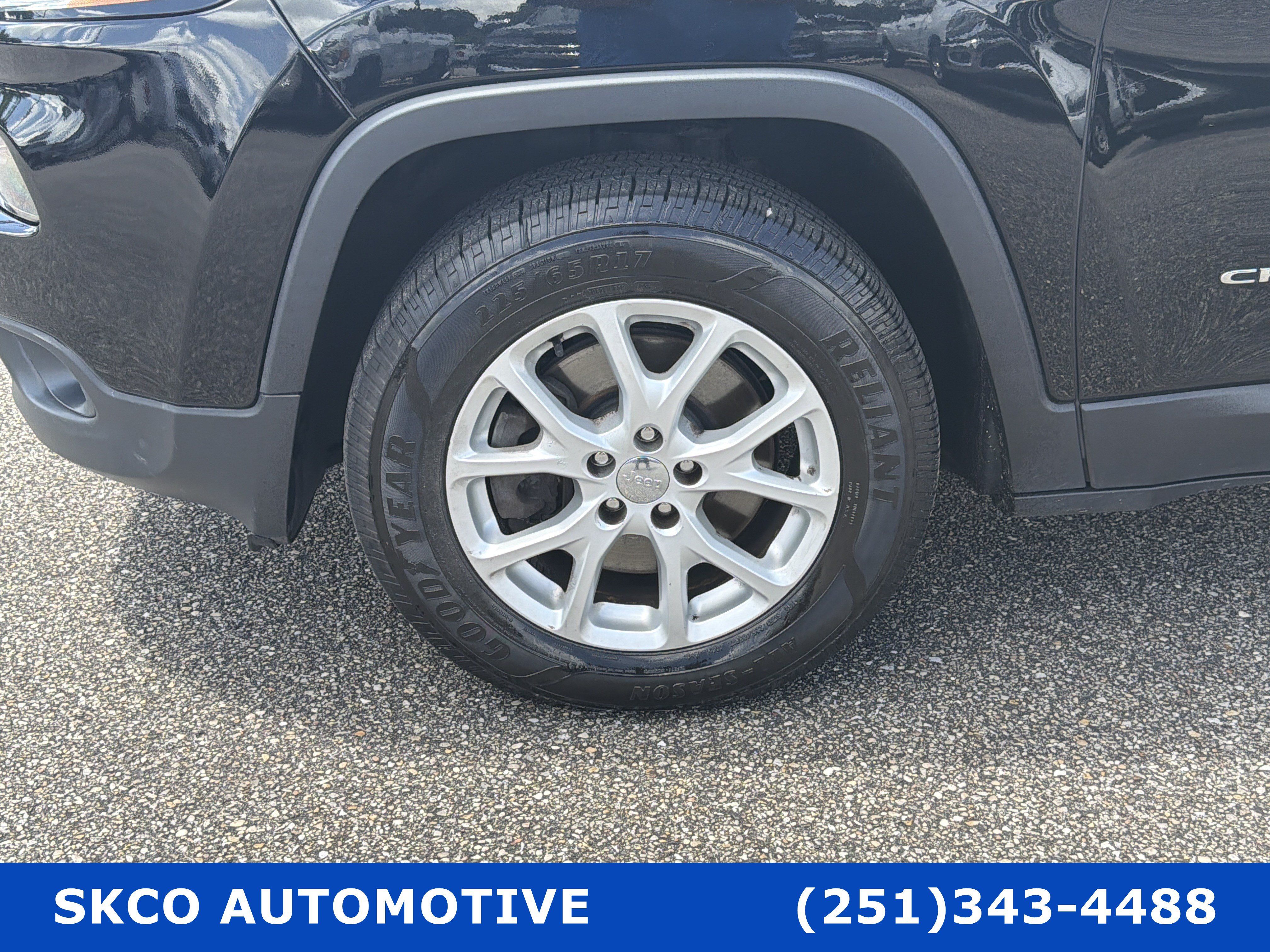 Used 2018 Jeep Cherokee Latitude Plus AWD/4WD image 9
