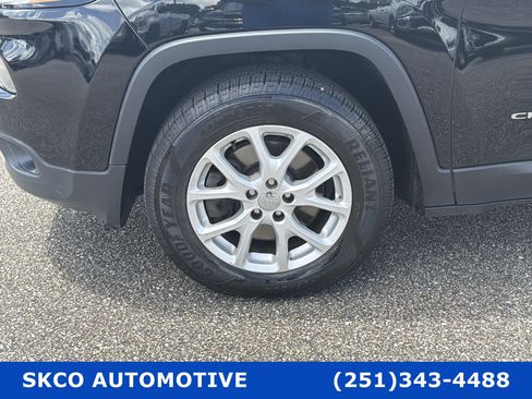 Used 2018 Jeep Cherokee Latitude Plus AWD/4WD image 9
