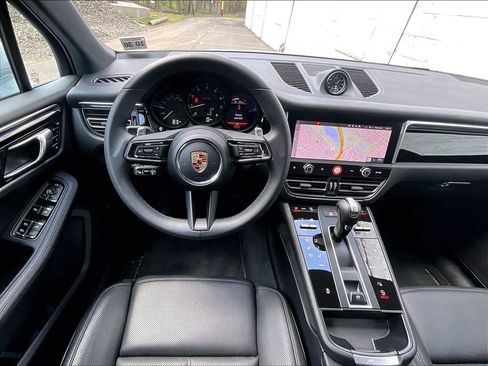 Used 2025 Porsche Macan image 11