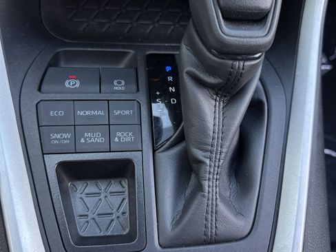 Used 2024 Toyota RAV4 LE AWD/4WD image 17