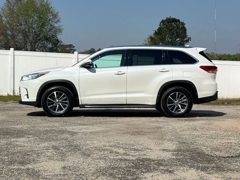 Used 2017 Toyota Highlander XLE image 2