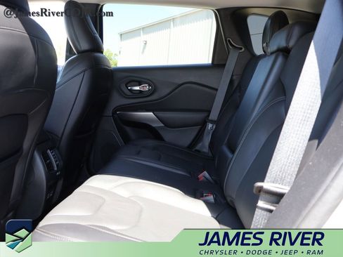 Used 2021 Jeep Cherokee Latitude Lux w/ Mopar Interior Package AWD/4WD image 17