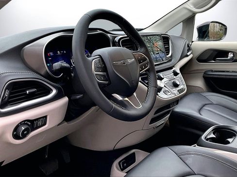 Certified 2024 Chrysler Pacifica Select image 19