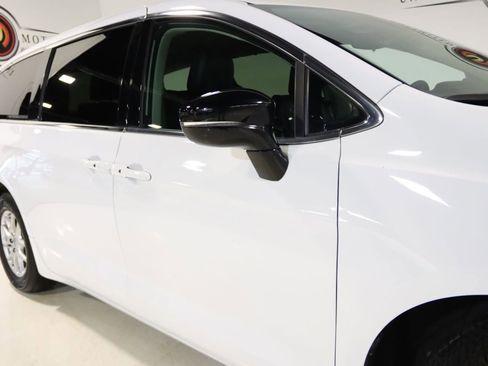 Used 2024 Chrysler Pacifica Touring-L image 8