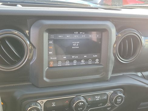 Used 2022 Jeep Gladiator Sport image 28