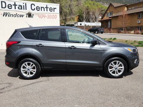 Used 2019 Ford Escape SE image 2