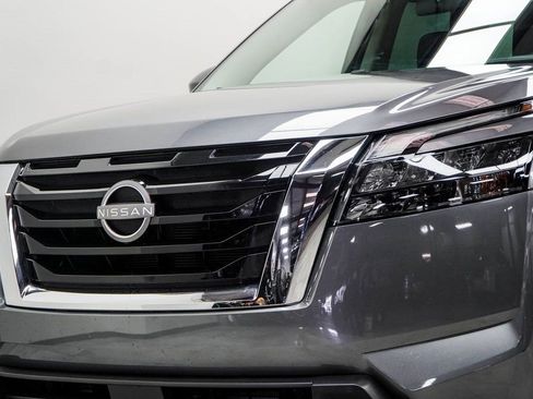 Used 2025 Nissan Pathfinder SV image 2