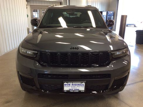 Used 2025 Jeep Grand Cherokee L Limited w/ Black Appearance Package AWD/4WD image 9