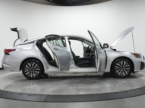 Used 2024 Nissan Altima 2.5 SV image 9