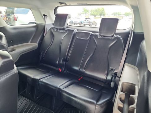 Used 2025 Kia Carnival FWD image 39