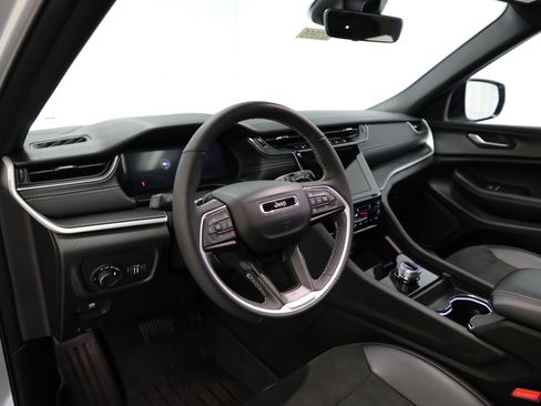 Used 2025 Jeep Grand Cherokee L Altitude image 11