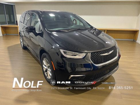 New 2026 Chrysler Pacifica Select image 1