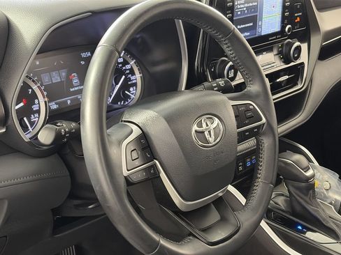 Used 2022 Toyota Highlander XLE FWD image 14