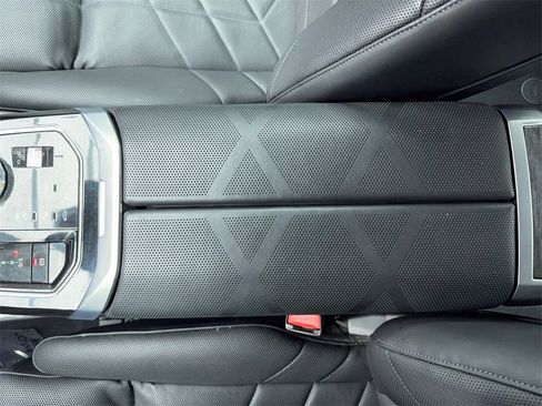 Used 2025 BMW 740i w/ Premium Package image 33