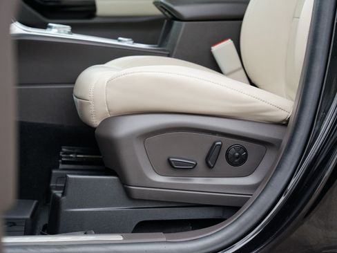 Used 2022 Ford Explorer Platinum image 17