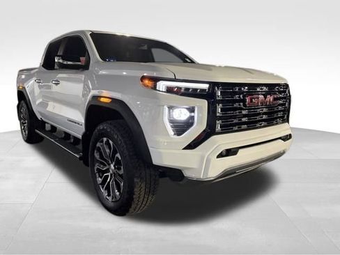 Used 2023 GMC Canyon Denali image 4