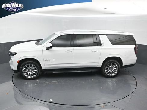 Used 2022 Chevrolet Suburban LT RWD image 12