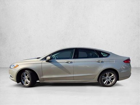 Used 2018 Ford Fusion SE w/ Fusion SE Technology Package FWD image 6
