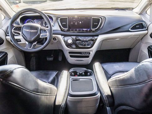 Used 2023 Chrysler Pacifica Touring-L image 25