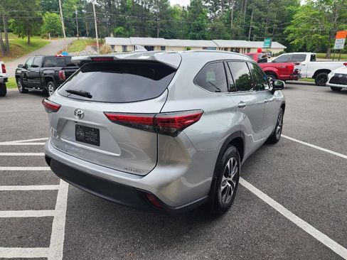 Used 2022 Toyota Highlander XLE AWD/4WD image 6