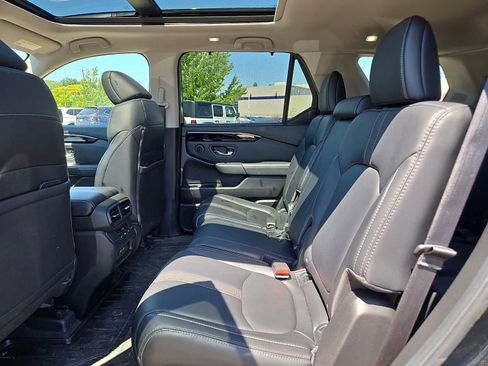 Used 2025 Honda Pilot Touring image 11