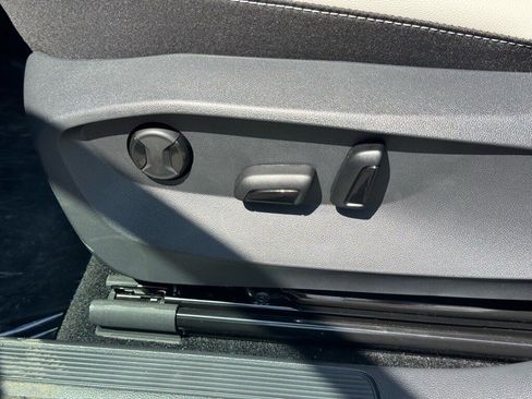 New 2025 Volkswagen Taos SE AWD/4WD image 22