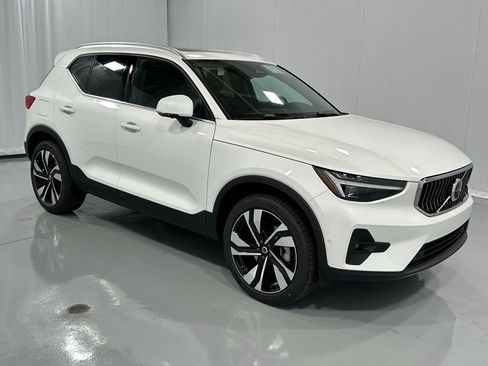New 2025 Volvo XC40 B5 Ultra w/ Protection Package Premier image 4