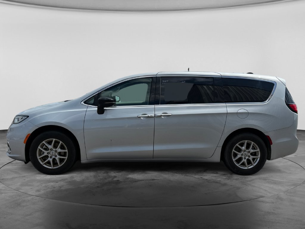 Used 2024 Chrysler Pacifica Touring-L FWD image 5