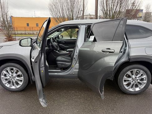 New 2026 Toyota Highlander Limited image 21