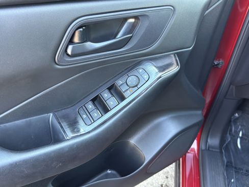 Used 2025 Nissan Rogue S AWD/4WD image 11