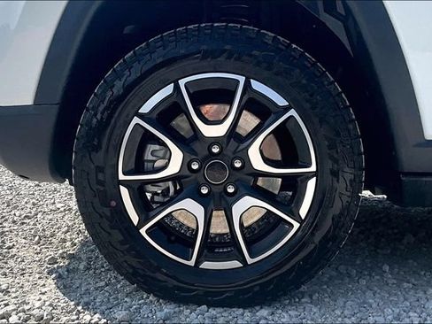 Used 2025 Jeep Compass Trailhawk w/ Trailhawk Convenience Group AWD/4WD image 8