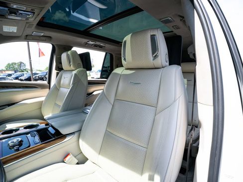 Used 2025 Cadillac Escalade Sport Platinum w/ LPO, Floor Liner Package AWD/4WD image 32