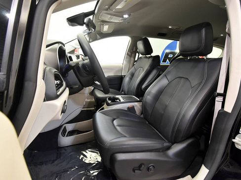 Used 2024 Chrysler Pacifica Limited FWD image 14