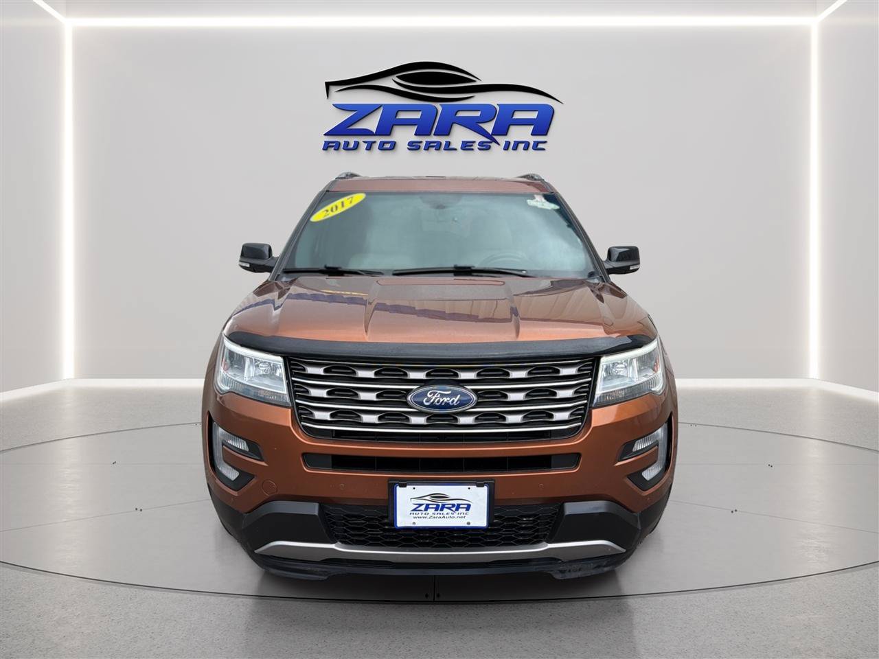 Used 2017 Ford Explorer XLT w/ Equipment Group 202A AWD/4WD image 2