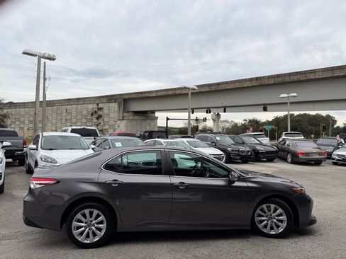 Used 2018 Toyota Camry LE image 7