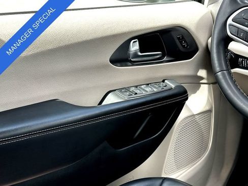Used 2023 Chrysler Pacifica Touring-L FWD image 27