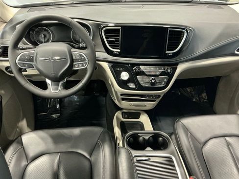 Used 2024 Chrysler Pacifica Touring-L image 5