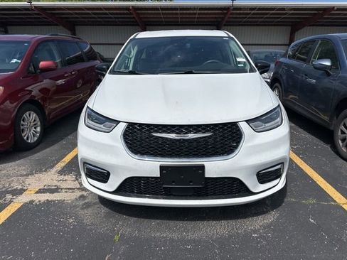 Used 2024 Chrysler Pacifica Touring-L FWD image 16