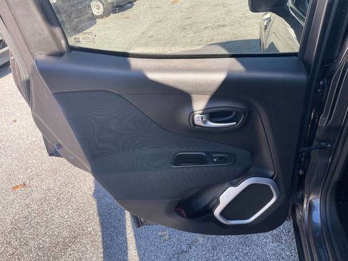 Used 2018 Jeep Renegade Latitude image 26