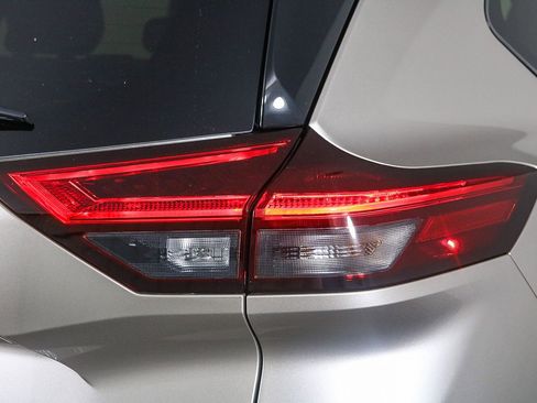 New 2025 Nissan Rogue Platinum w/ Platinum Premium Package image 9