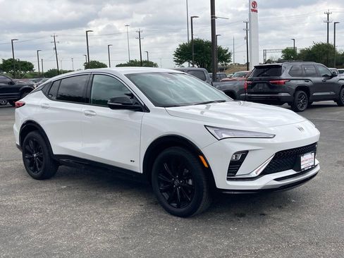 Used 2025 Buick Envista Sport Touring image 3