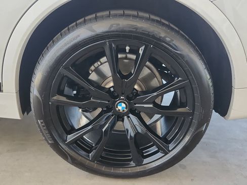 Used 2024 BMW X7 xDrive40i w/ M Sport Package AWD/4WD image 9