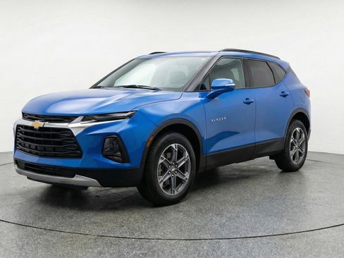 Used 2025 Chevrolet Blazer LT FWD image 3