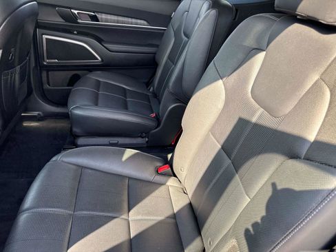 Used 2024 Kia Telluride EX w/ EX Captain's Chair Package image 17