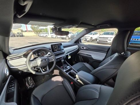 New 2026 Jeep Compass Latitude image 17