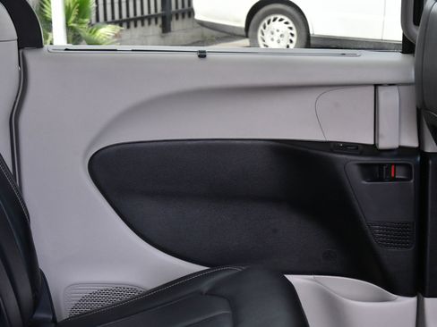 Used 2023 Chrysler Pacifica Touring-L image 47