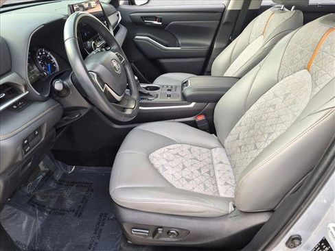 Used 2023 Toyota Highlander Bronze Edition AWD/4WD image 15