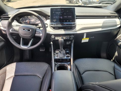 Used 2024 Jeep Compass Limited image 2