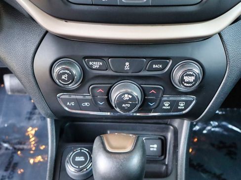 Used 2018 Jeep Cherokee Limited AWD/4WD image 27